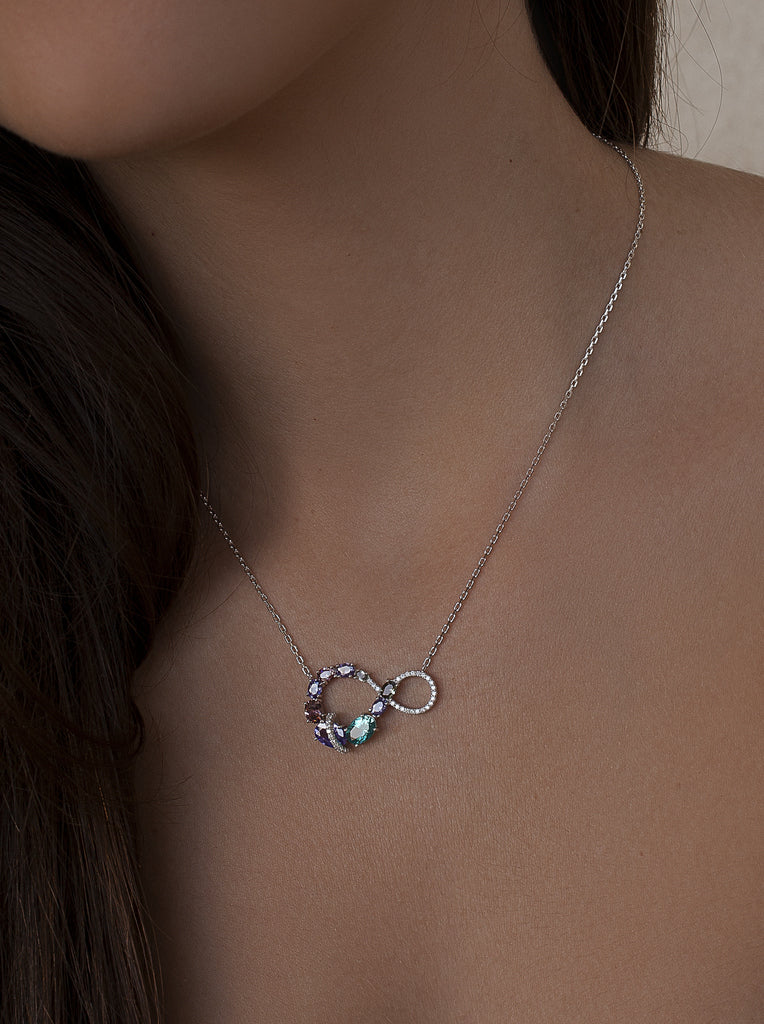 Collar de plata con colgante multicolor en tonos azules