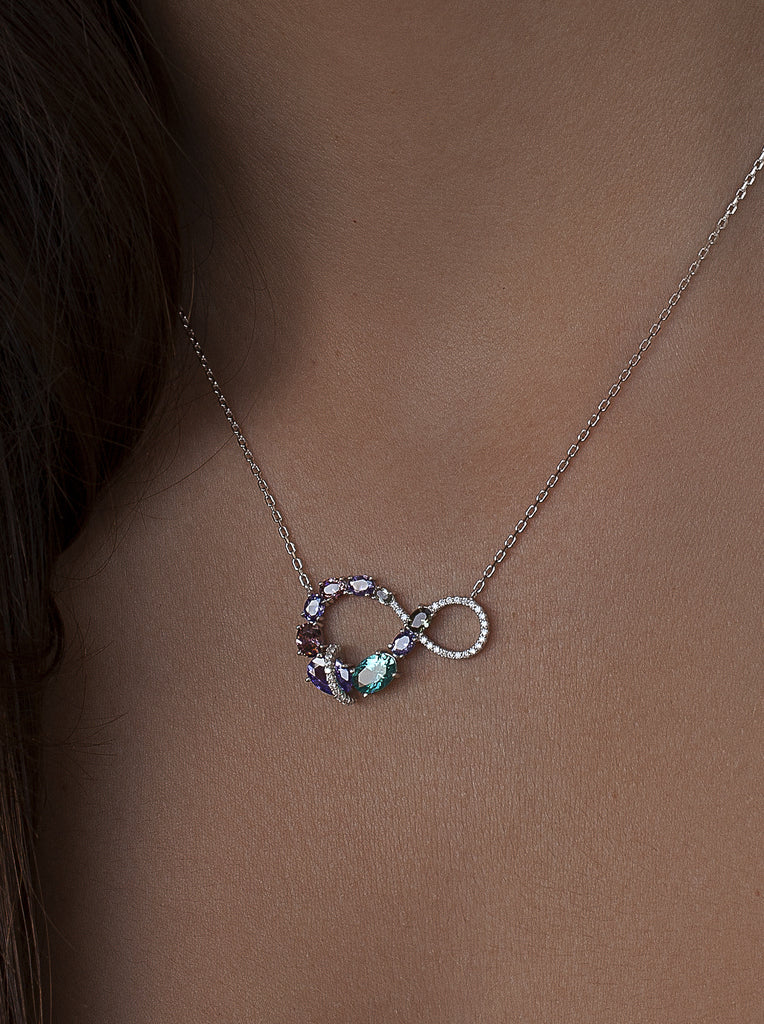 Collar de plata con colgante multicolor en tonos azules