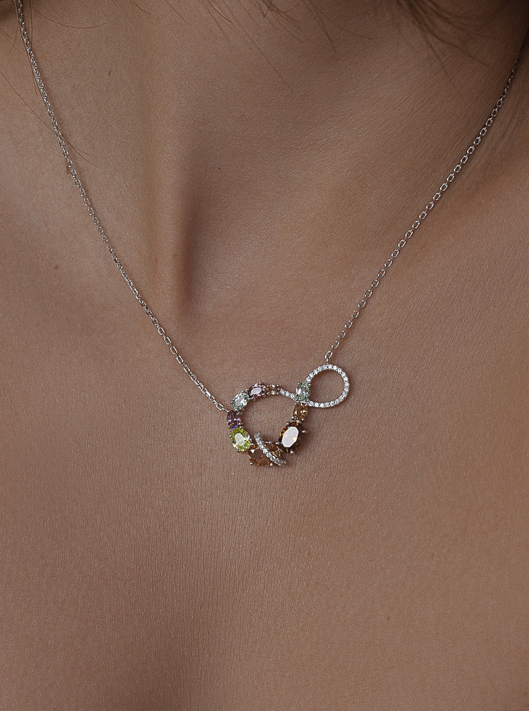 Collar de plata con colgante multicolor en tonos cálidos