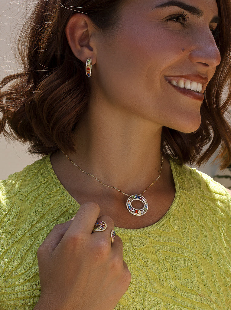 Collar de plata bañado en oro con colgante circular multicolor de circonitas