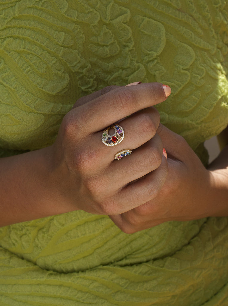 Anillo abierto de plata bañado en oro con circonitas multicolor | joya original