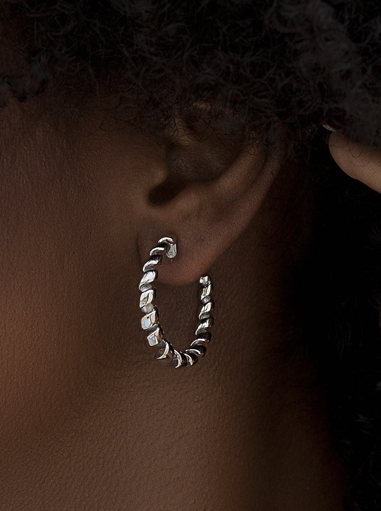 Pendientes aro de plata con diseño en espiral