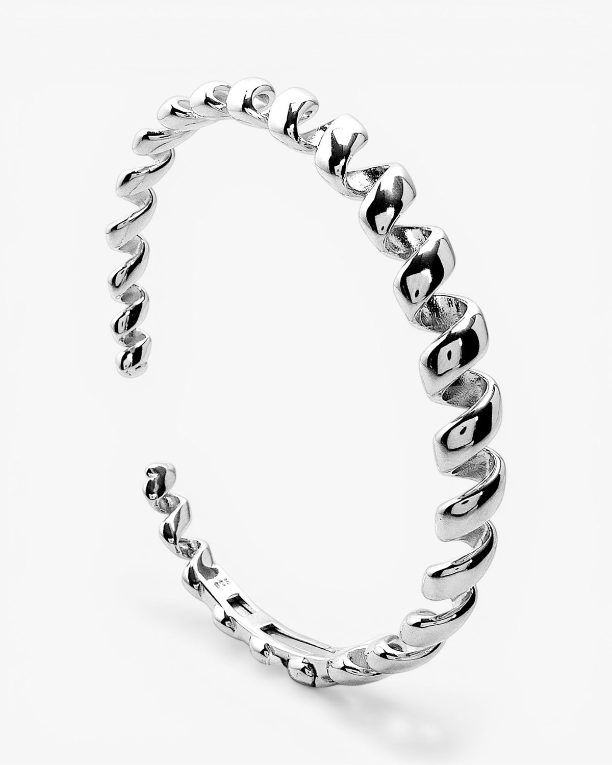 Pulsera esclava de plata con diseño en espiral