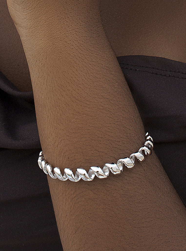 Pulsera esclava de plata con diseño en espiral