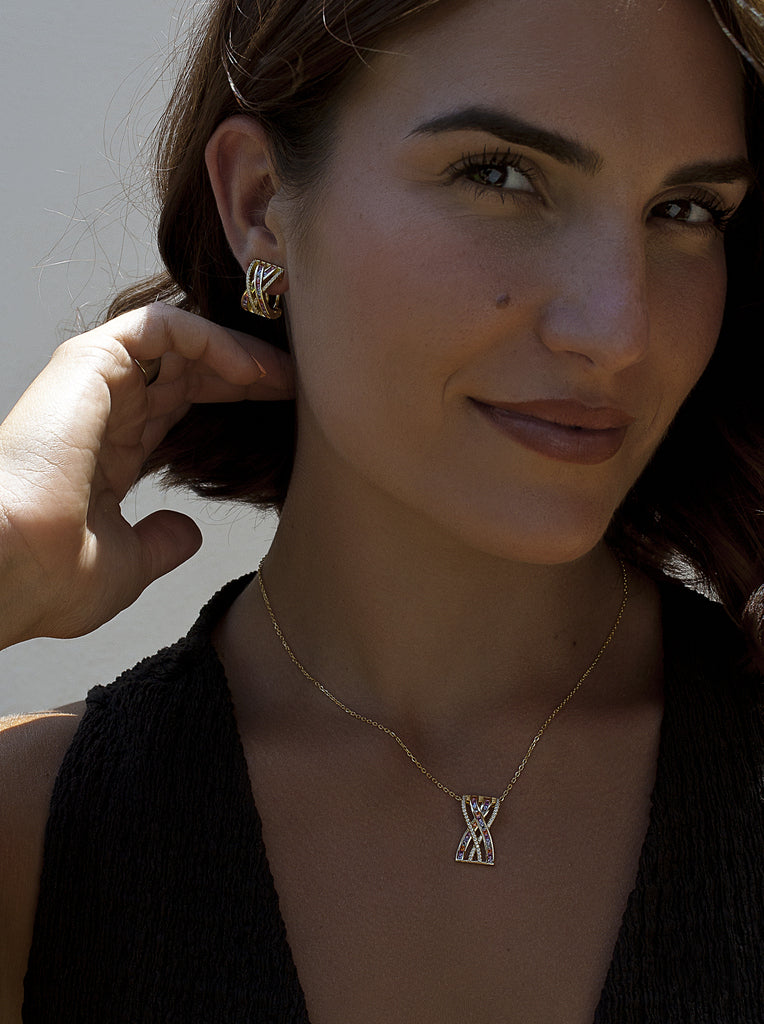 Pendientes geométricos de plata bañada en oro con piedras multicolor