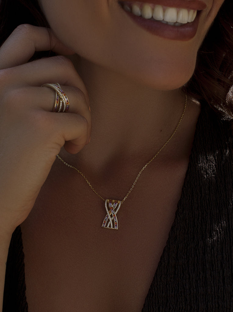 Colgante geométrico de plata bañada en oro con piedras multicolor