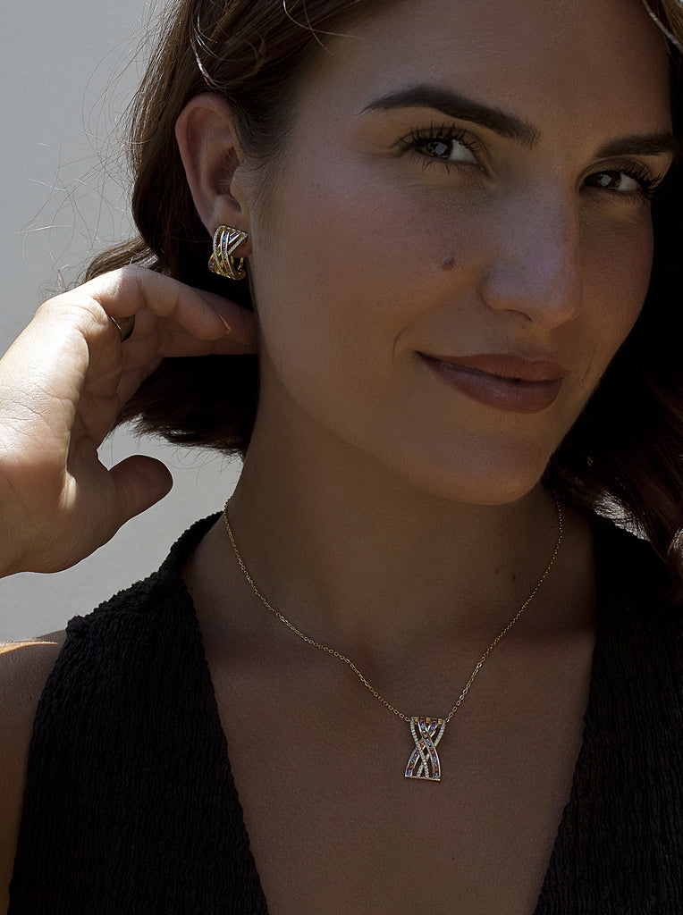 Colgante geométrico de plata bañada en oro con piedras multicolor