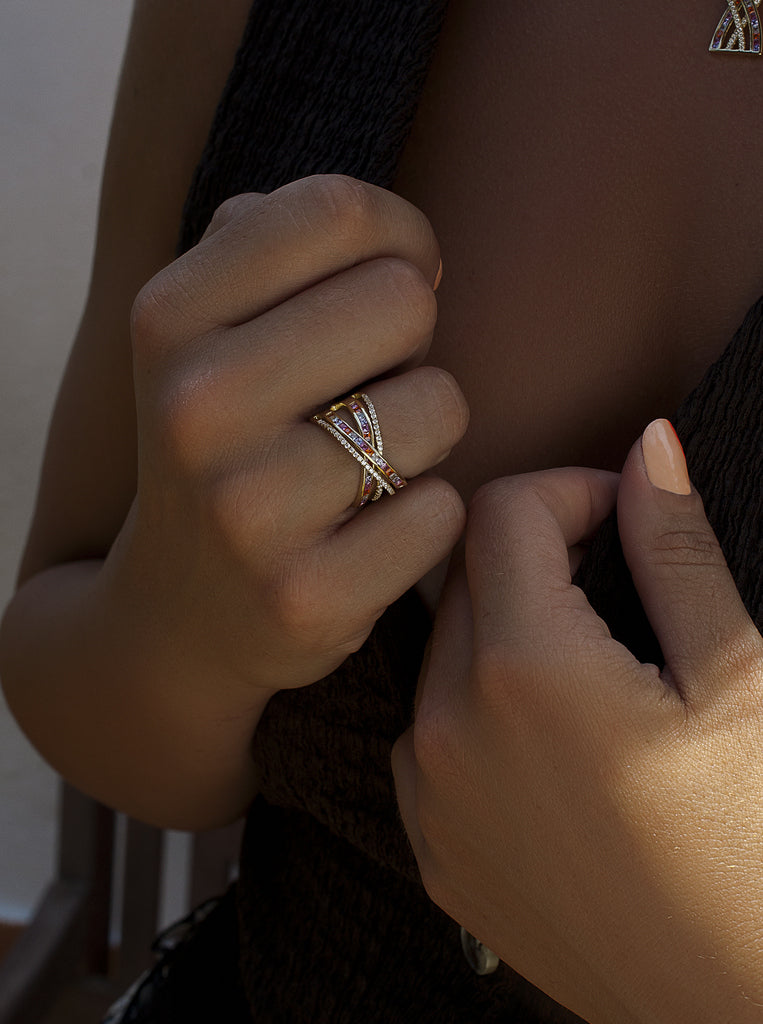 Anillo cruzado de plata bañada en oro con piedras multicolor