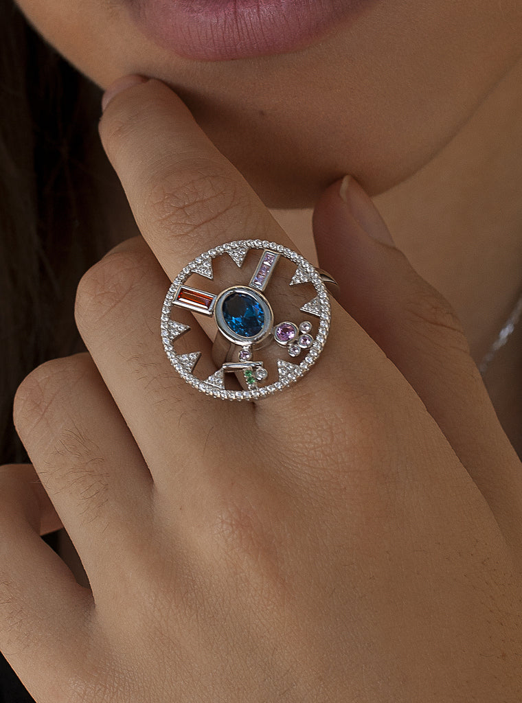 Anillo brújula de plata 925 con circonitas y piedra azul central
