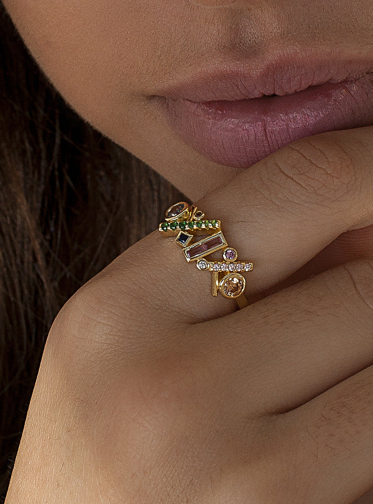 Anillo vector multicolor de plata bañada en oro con circonitas