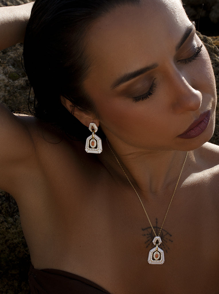 Pendientes de plata bañada en oro con esmalte blanco y piedra coral