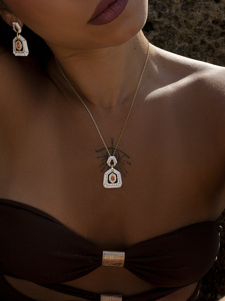 Colgante de plata bañada en oro con esmalte blanco y piedra coral