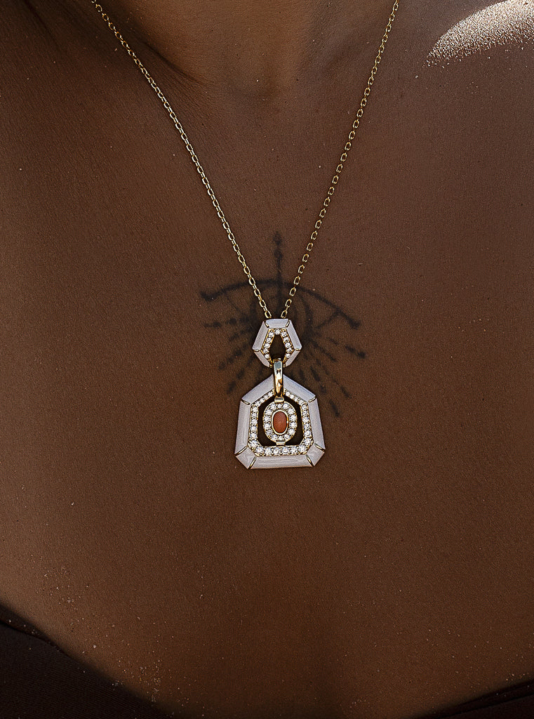 Colgante de plata bañada en oro con esmalte blanco y piedra coral