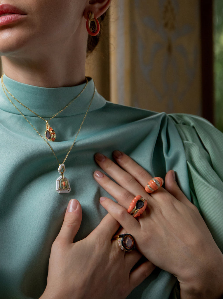 Anillo coral de plata bañada en oro con circonitas