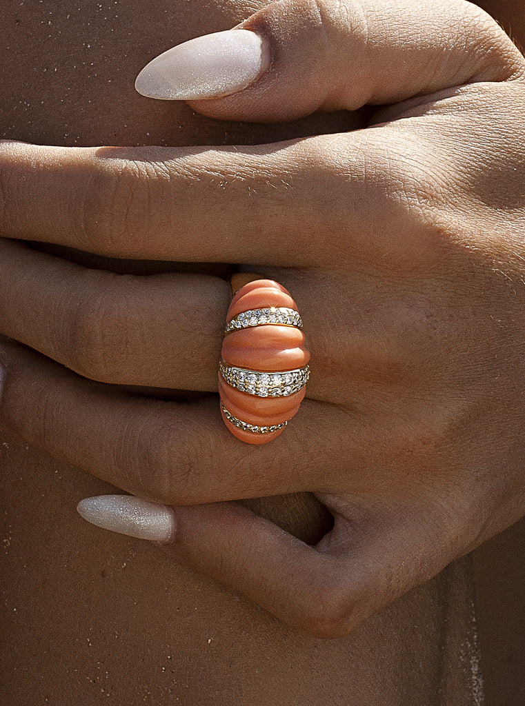 Anillo coral de plata bañada en oro con circonitas