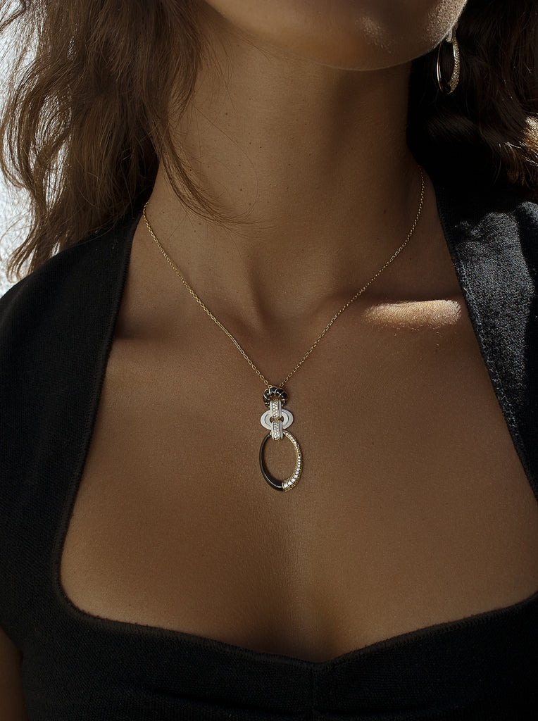 Collar de plata con colgante esmaltado blanco y negro