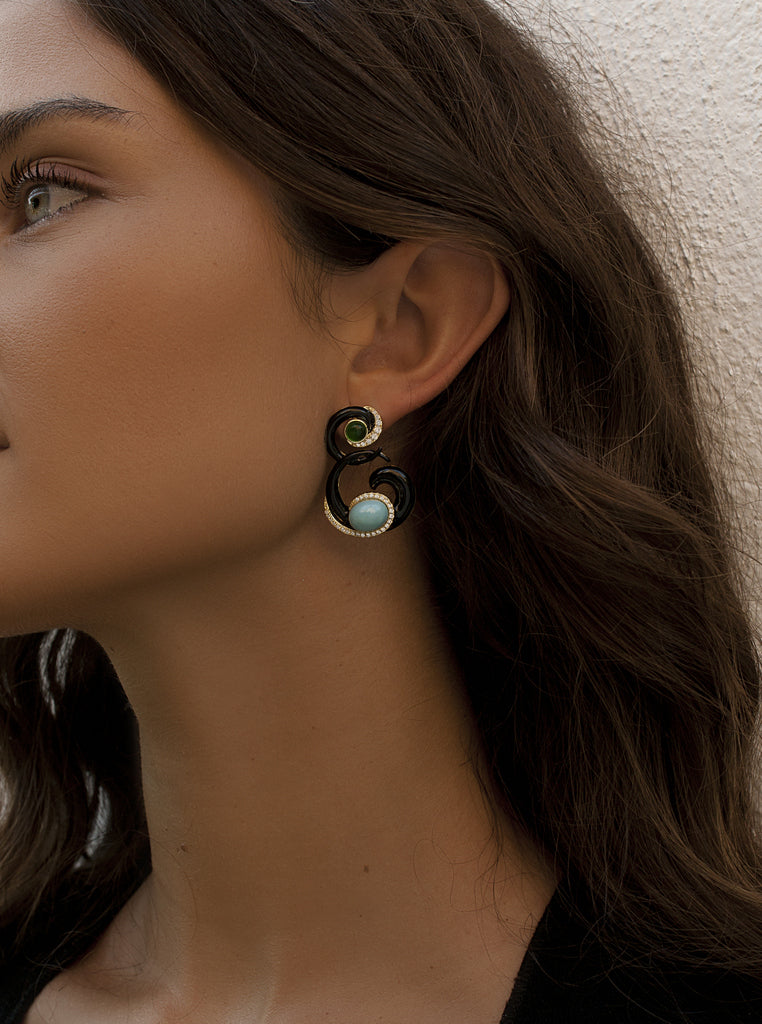 Pendientes de plata bañados en oro con esmalte negro y piedras turquesa