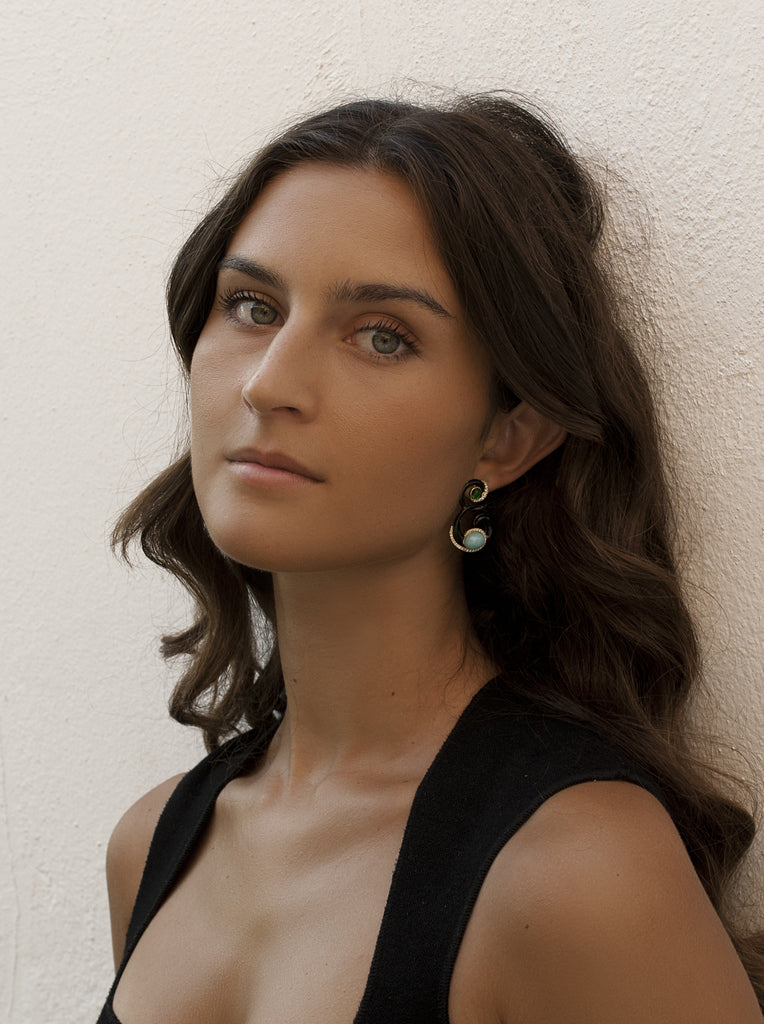 Pendientes de plata  bañados en oro con esmalte negro y piedras turquesa