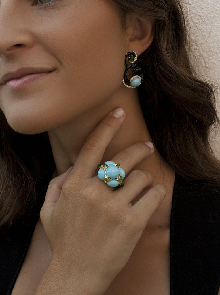 Anillo de plata  bañado en oro con esmalte negro y piedras turquesa
