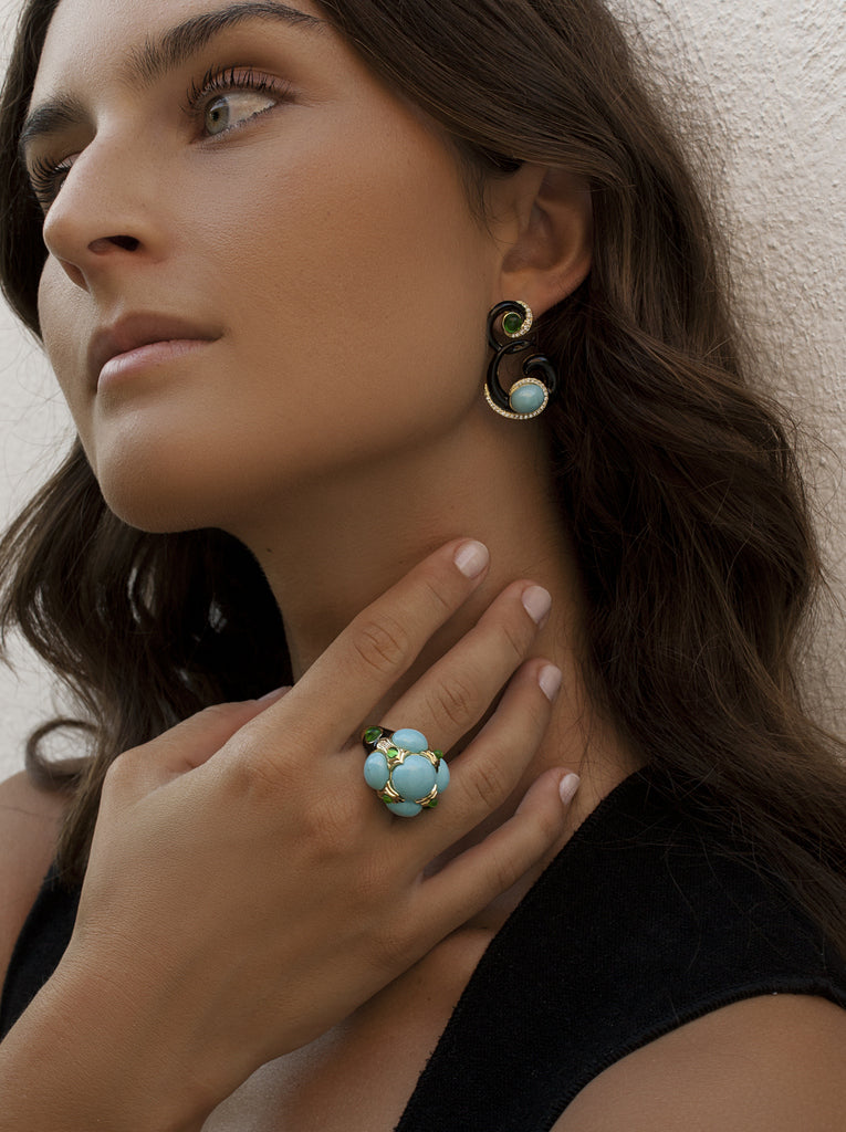 Anillo de plata  bañado en oro con esmalte negro y piedras turquesa