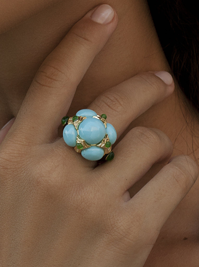 Anillo de plata  bañado en oro con esmalte negro y piedras turquesa