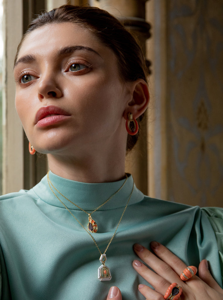 Pendientes gota de plata bañada en oro con esmalte coral