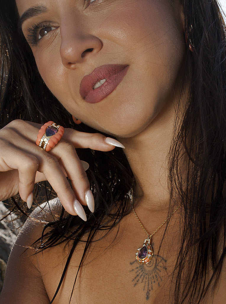 Anillo de plata bañada en oro con esmalte coral y circonitas