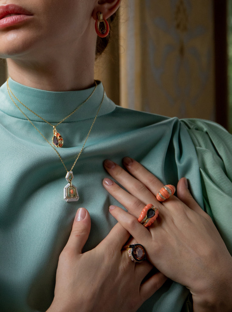 Anillo de plata bañada en oro con esmalte coral y circonitas