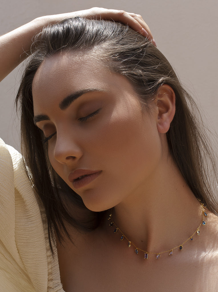 Collar lluvia azul & violeta en plata bañada en oro con piedras colgantes