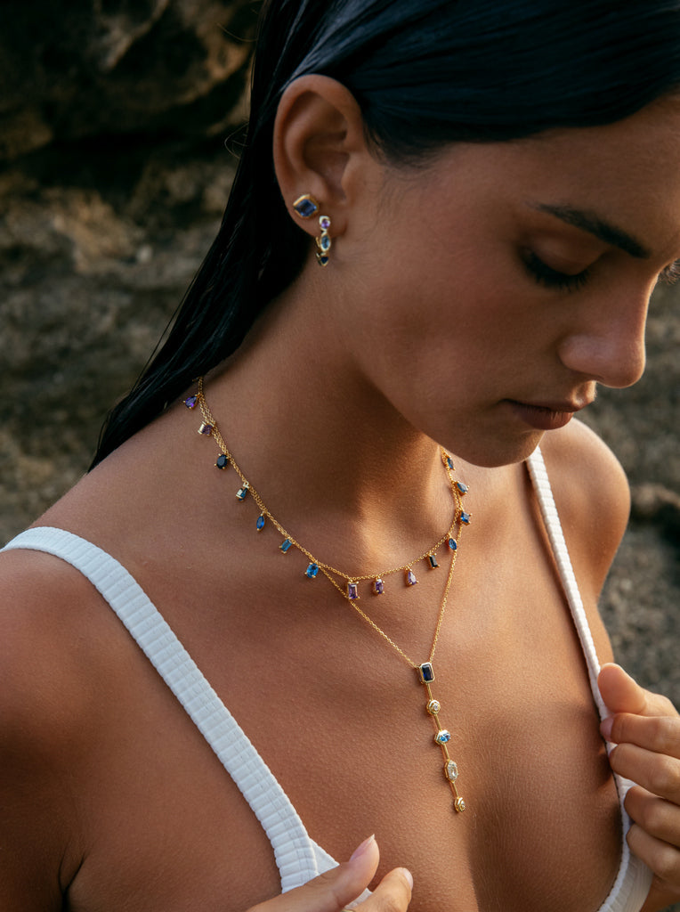 Collar lluvia azul & violeta en plata bañada en oro con piedras colgantes