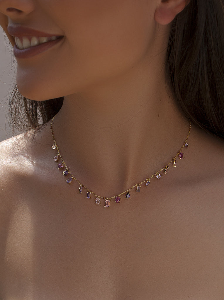Collar lluvia rosa & lila en plata bañada en oro con charms de colores