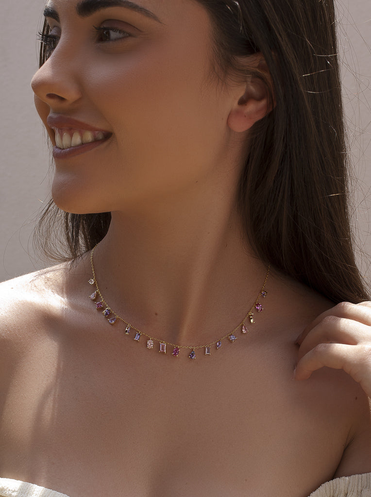 Collar lluvia rosa & lila en plata bañada en oro con charms de colores
