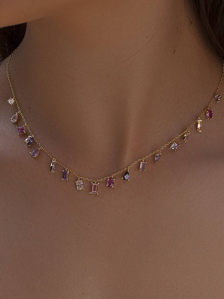 Collar lluvia rosa & lila en plata bañada en oro con charms de colores