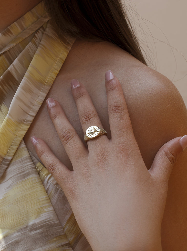 Anillo sello sol radiante en plata bañada en oro con grabado y circonitas