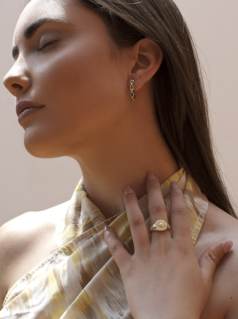Anillo sello sol radiante en plata bañada en oro con grabado y circonitas
