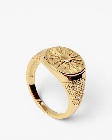 Bague chevalière soleil rayonnant en argent plaqué or avec gravure et oxydes de zirconium