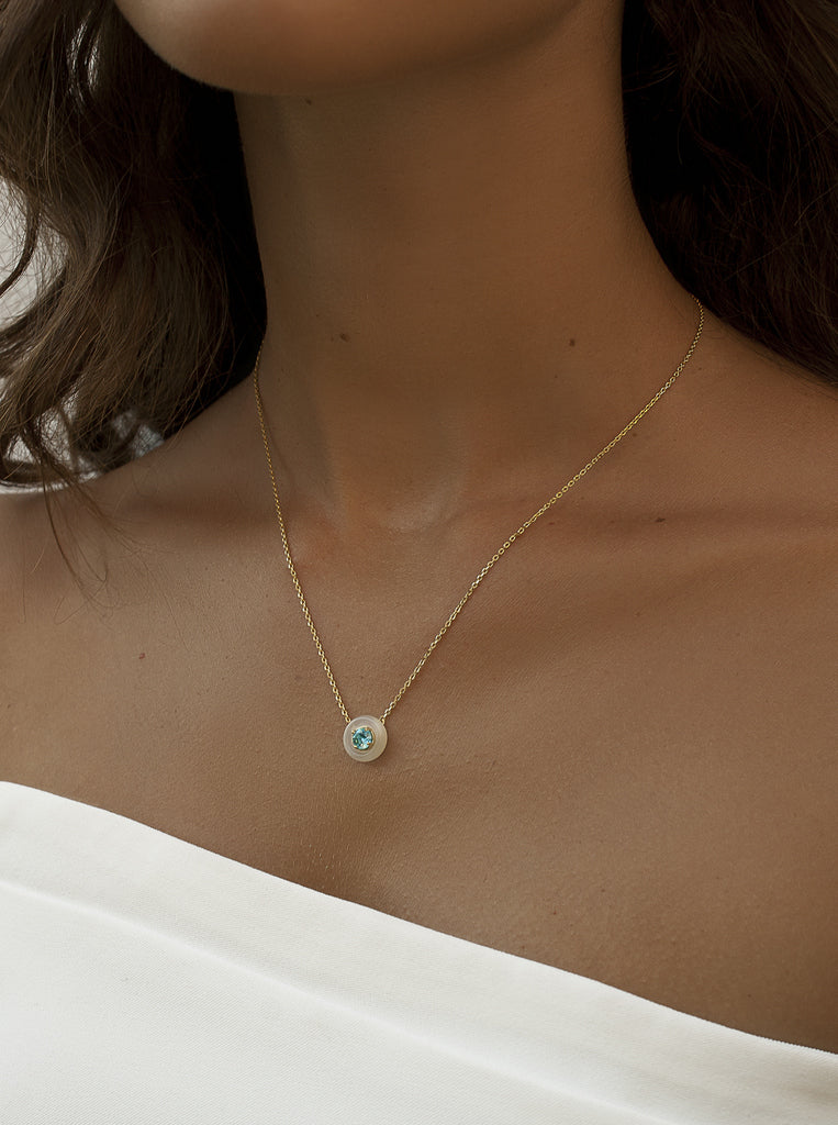 Collar dorado con colgante disco nacarado y turquesa