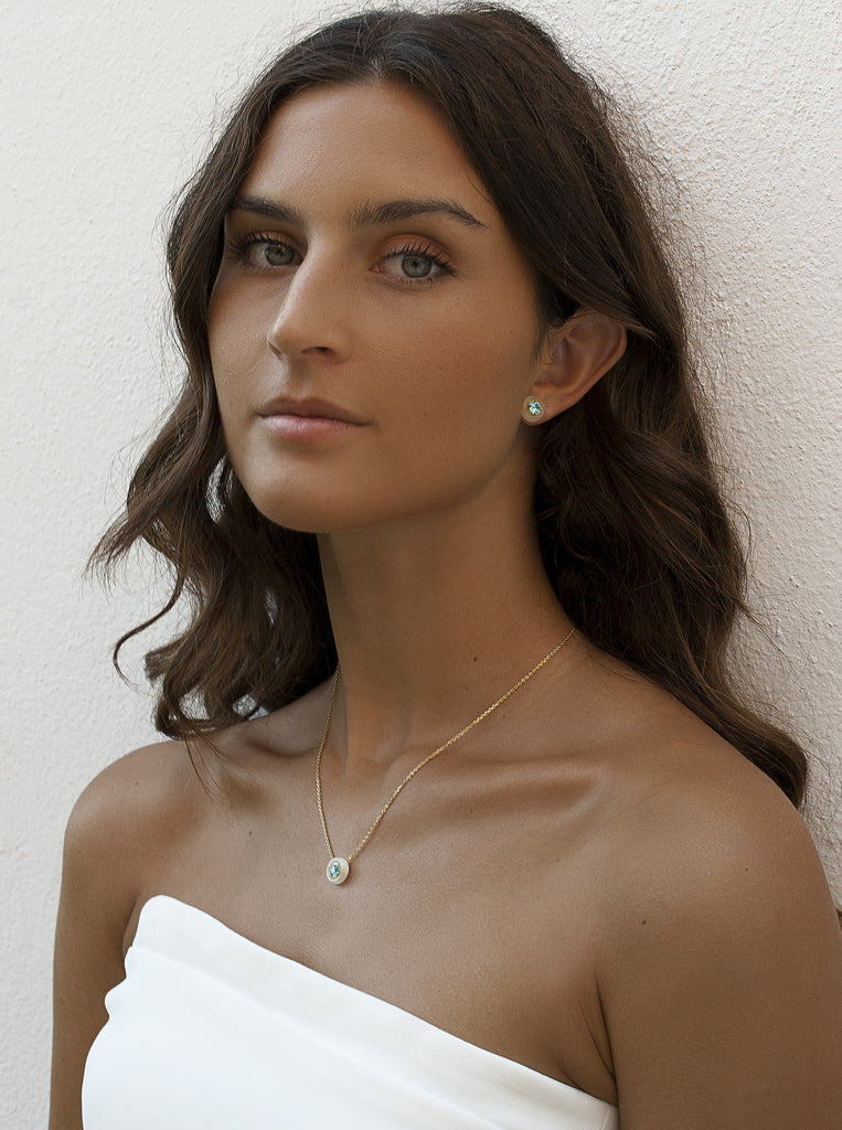 Collar dorado con colgante disco nacarado y turquesa