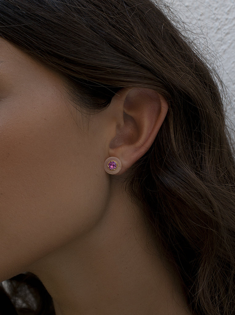 Pendientes botón dorados con disco rosa y circonita fucsia