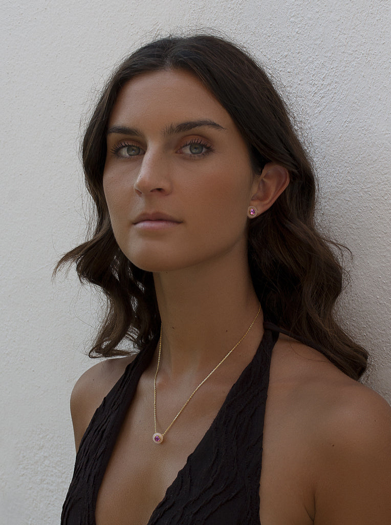 Pendientes botón dorados con disco rosa y circonita fucsia