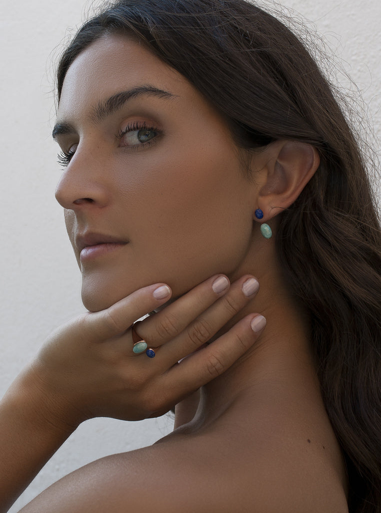 Anillo abierto de plata tono oro rosa con piedras azules