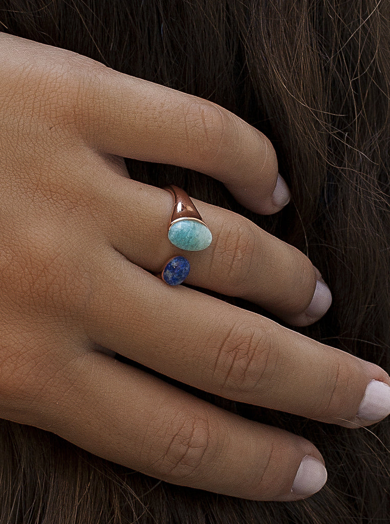 Anillo abierto de plata tono oro rosa con piedras azules