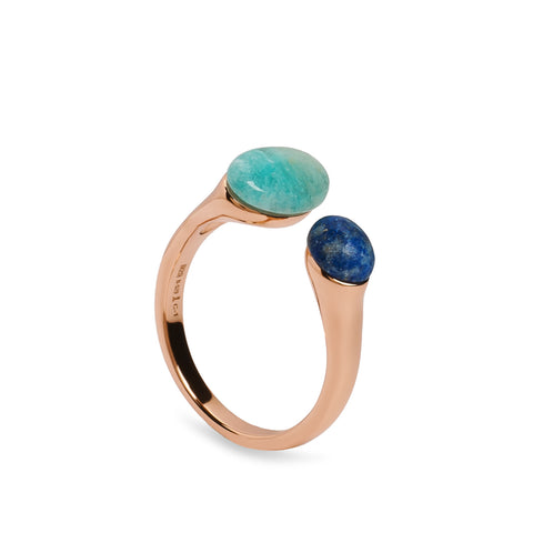 Anillo abierto de plata tono oro rosa con piedras azules