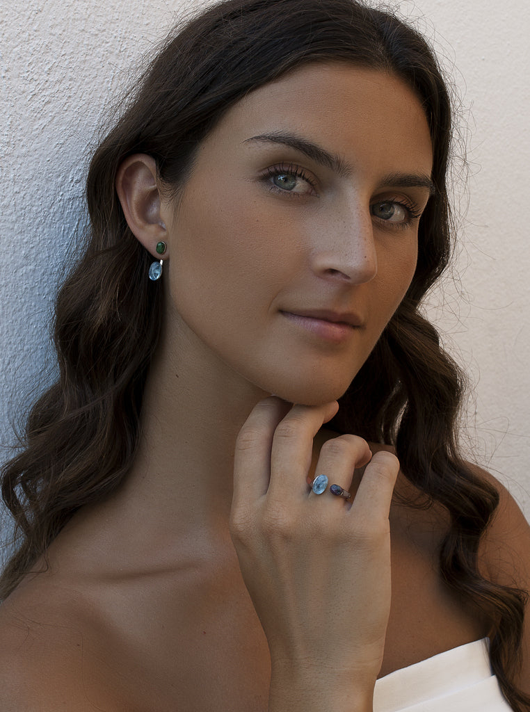 Anillo abierto de plata con piedras verde y azul en cabujón