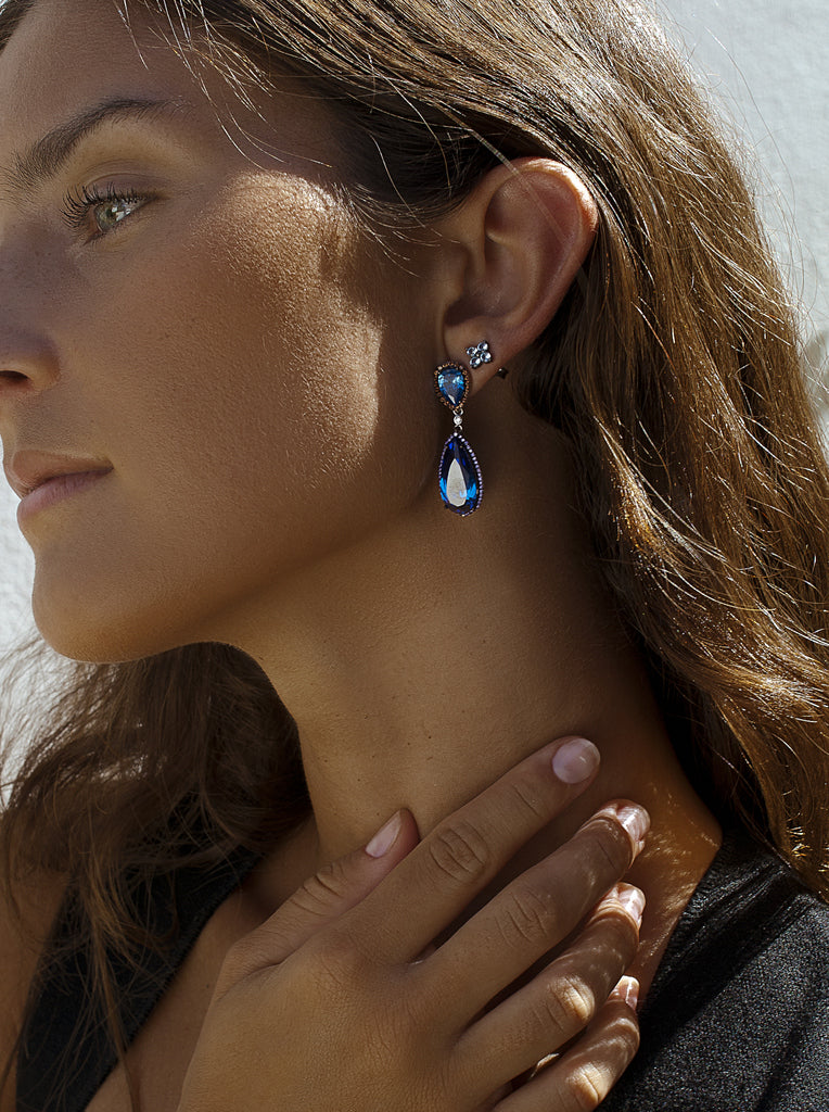 Pendientes largos de plata con gotas azules y circonitas multicolor