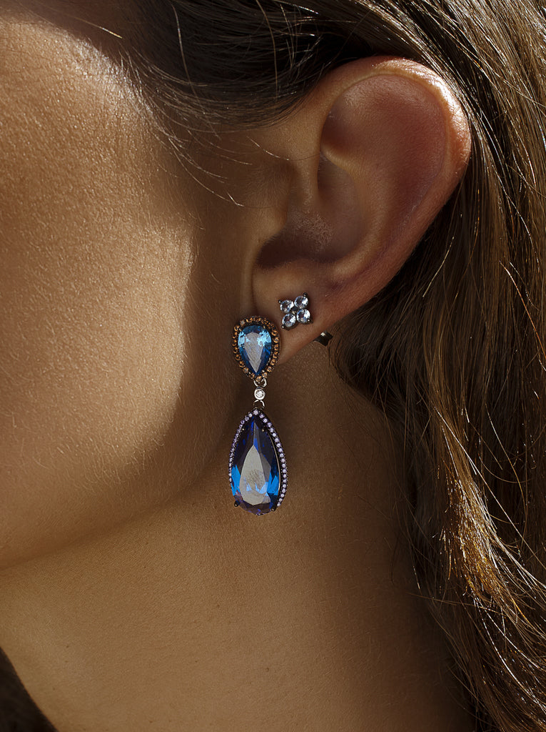 Pendientes largos de plata con gotas azules y circonitas multicolor