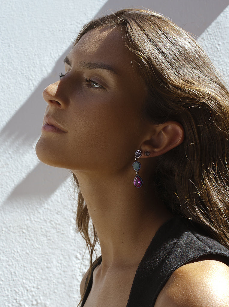 Pendientes largos de plata de ley con lágrimas multicolor y circonitas