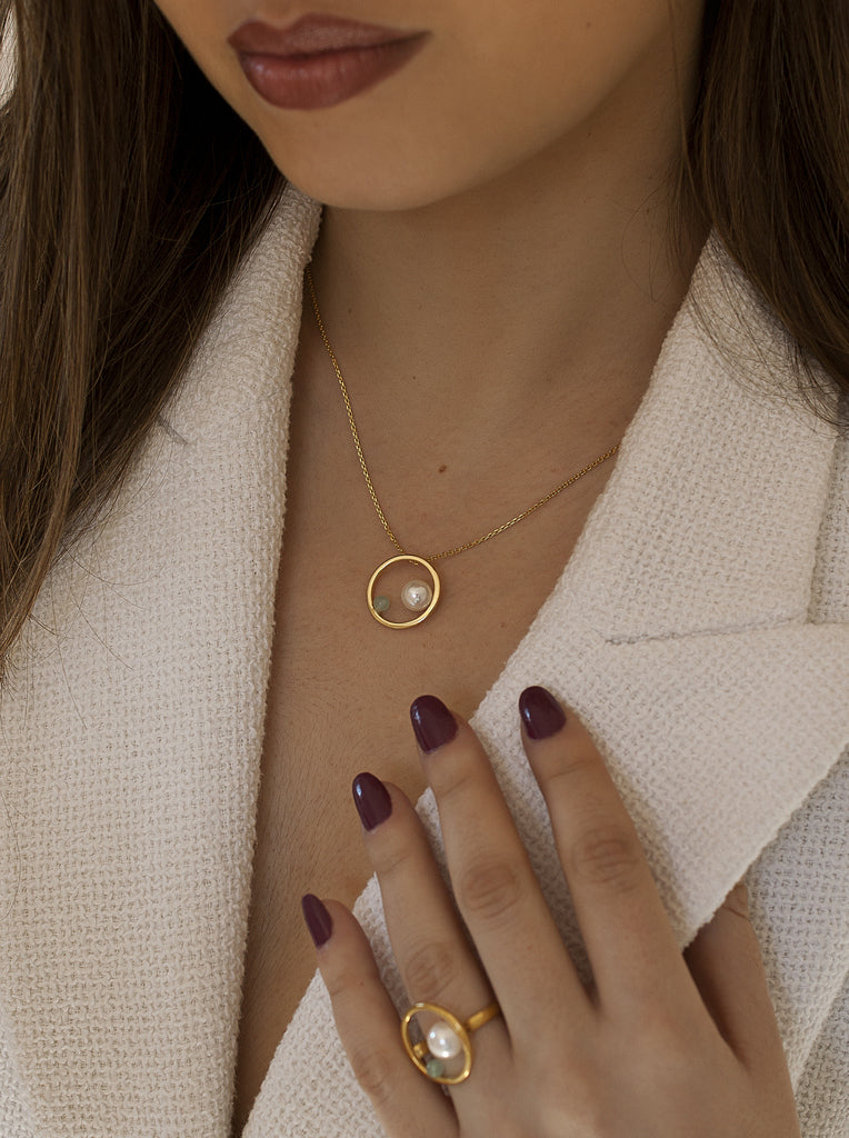 Collar dorado círculo con perla y piedra verde