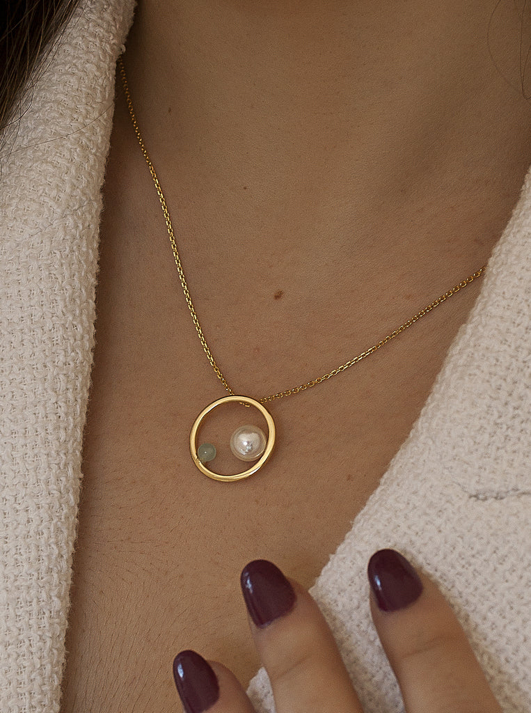 Collar dorado círculo con perla y piedra verde