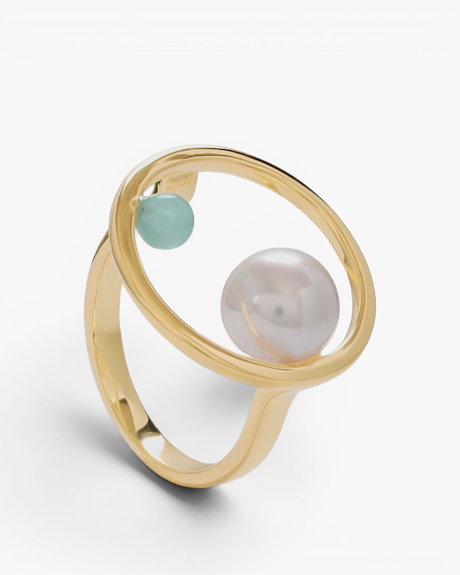 Anillo dorado con perla y piedra verde diseño círculo